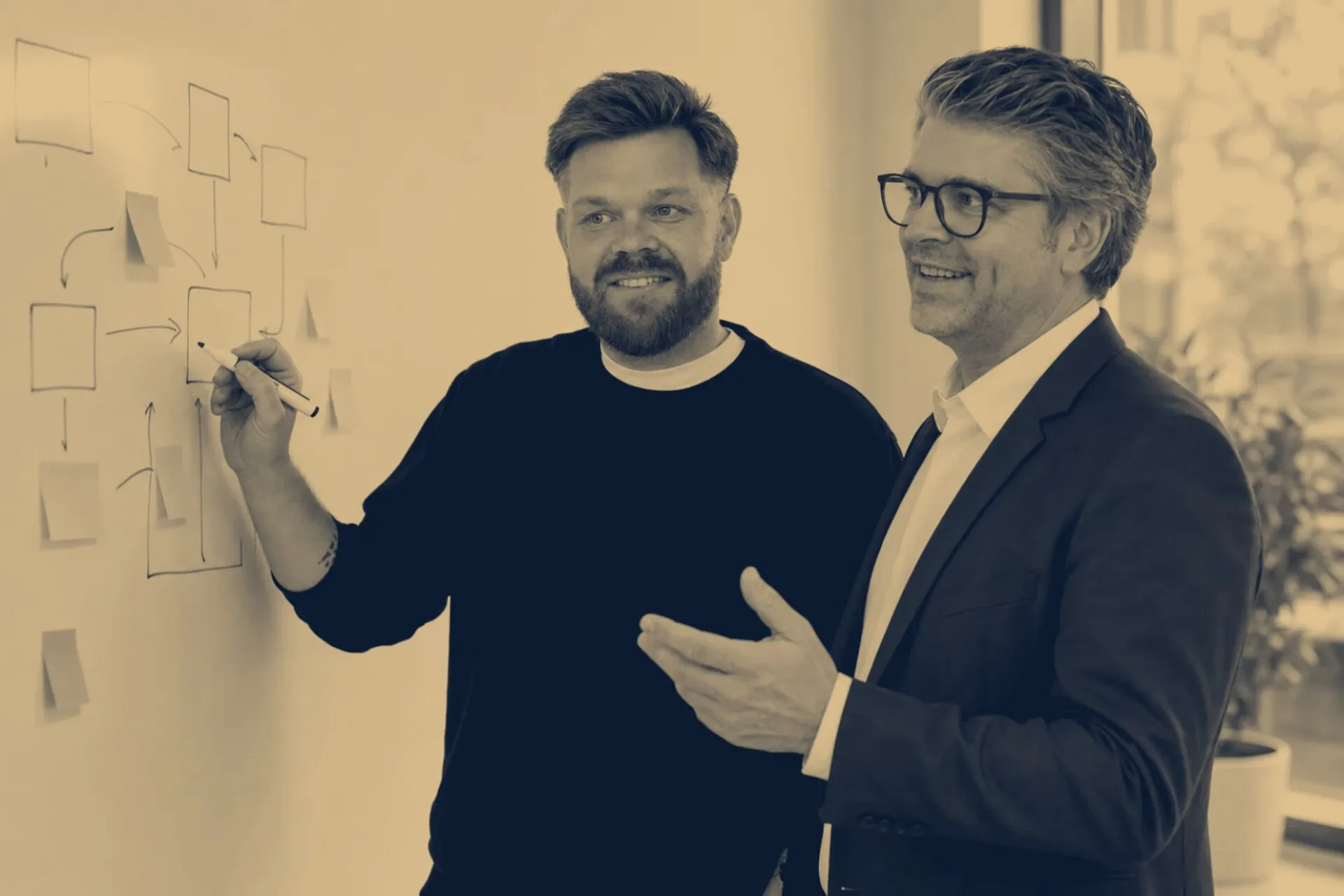 Sergej Schulz und Andreas Sudermann am Whiteboard