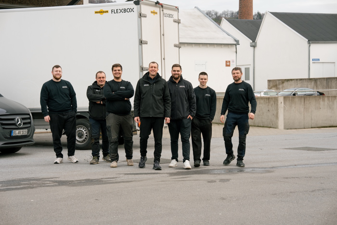 Team des Entrümpelungsbetriebs vor dem Einsatzfahrzeug